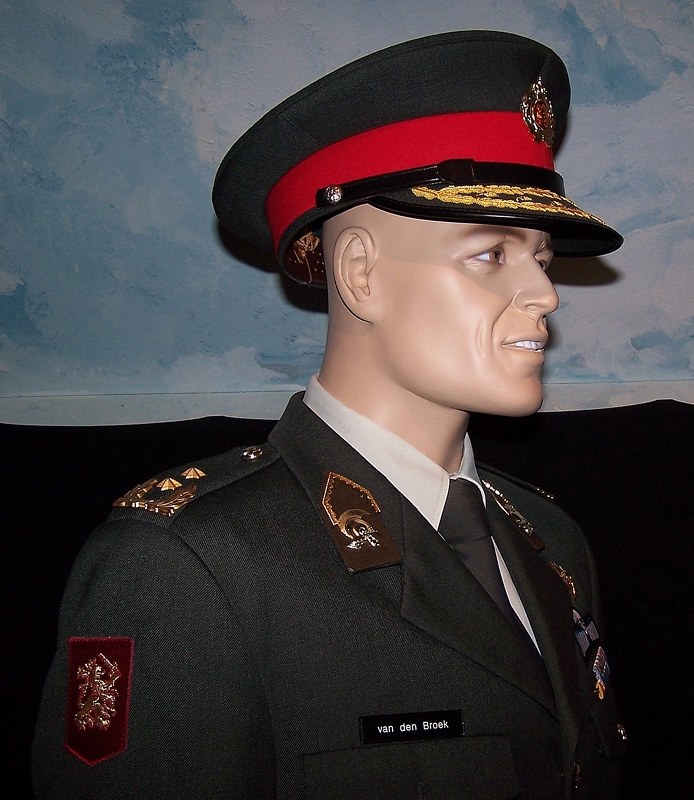 m_Genmaj van den Broek-re-zij